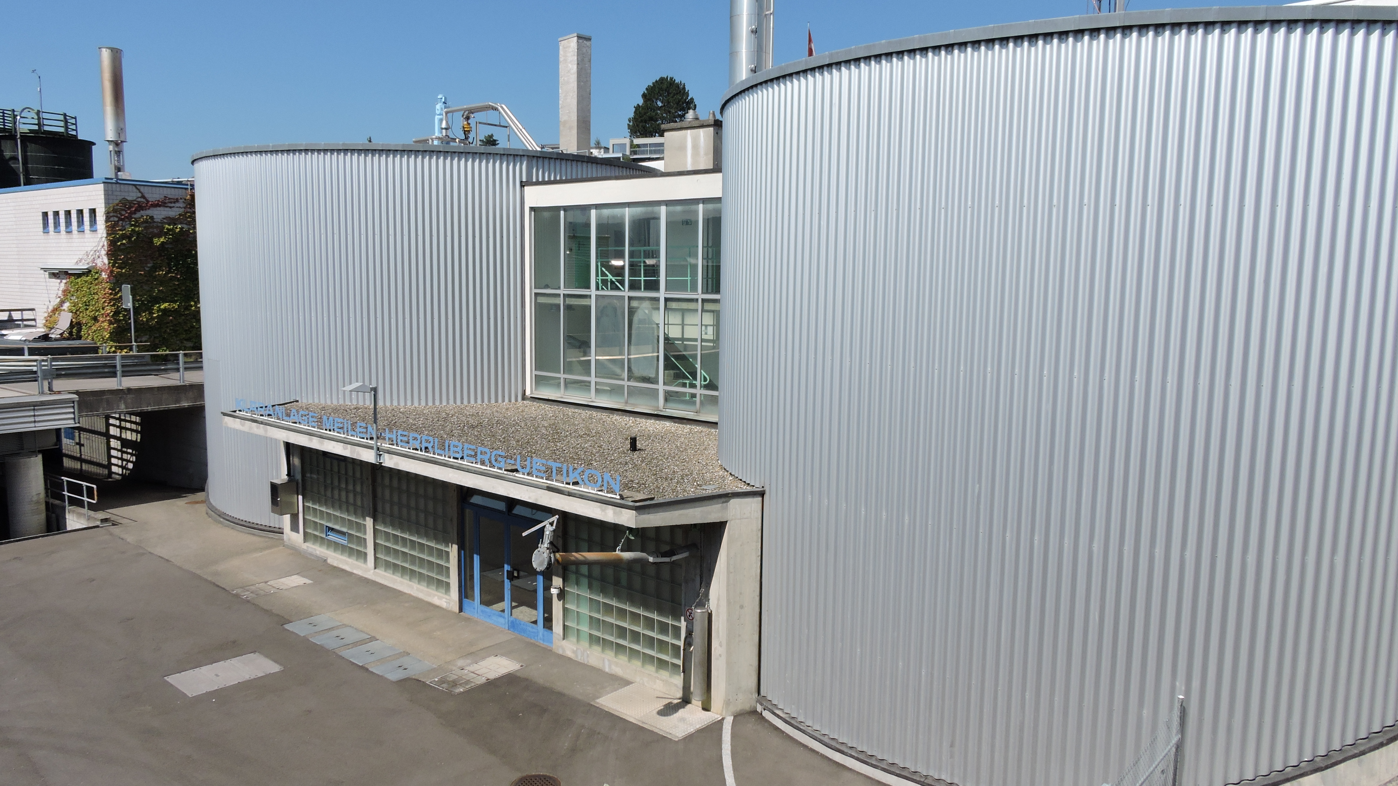 In den Silos wird der Klärschlamm gefault und gelagert. Es entsteht Klärgas.